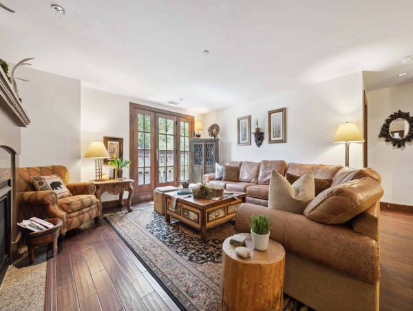 Exclusive Mountain Interior Great Location