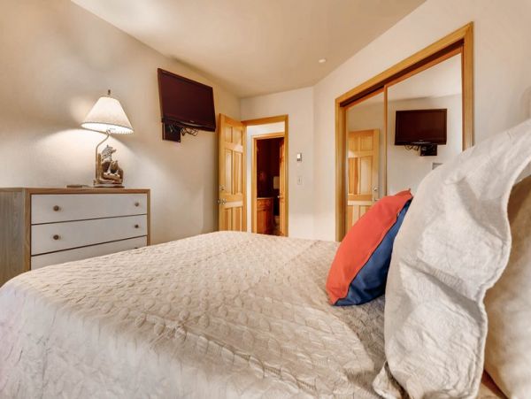 Unique First floor Ski in Ski out unit