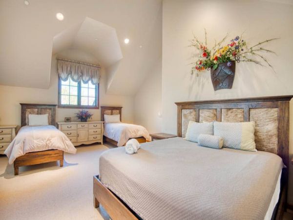 Five Bedroom Residence with Easy Ski In-Ski Out Access