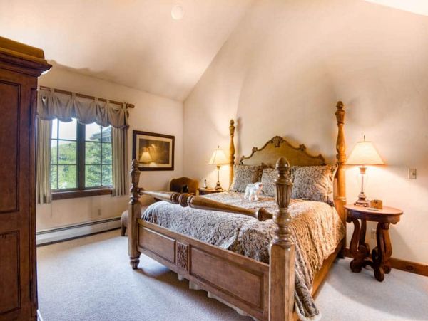 Five Bedroom Residence with Easy Ski In-Ski Out Access