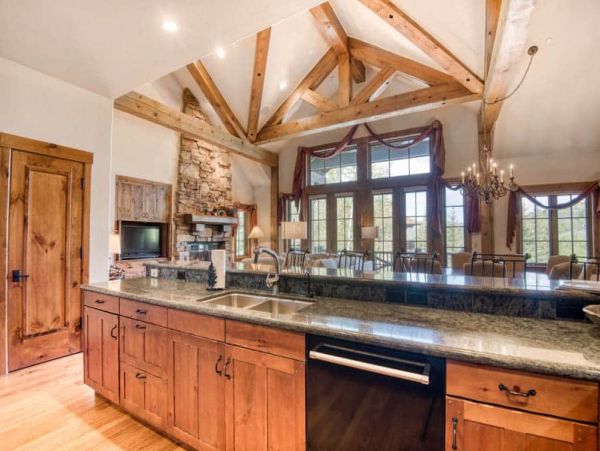 Five Bedroom Residence with Easy Ski In-Ski Out Access