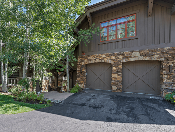 Five Bedroom Residence with Easy Ski In-Ski Out Access