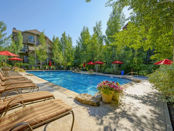 Arrowhead Two Bedroom Ski Condo Walk to Lift