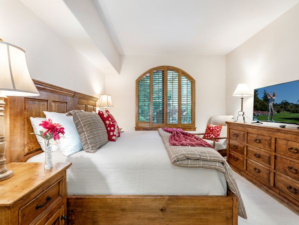 Arrowhead Two Bedroom Ski Condo Walk to Lift
