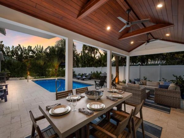 Holmes Beach Luxury Vacation Pool Home Near Beach & Fun