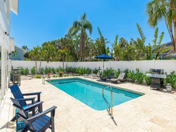Holmes Beach Luxury Vacation Pool Home Near Beach & Fun