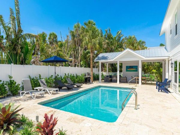 Holmes Beach Luxury Vacation Pool Home Near Beach & Fun