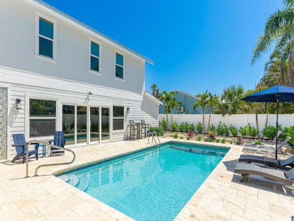 Holmes Beach Luxury Vacation Pool Home Near Beach & Fun