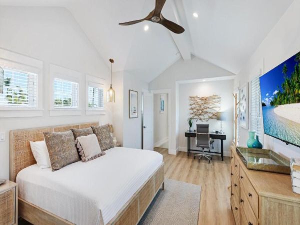 Holmes Beach Luxury Vacation Pool Home Near Beach & Fun