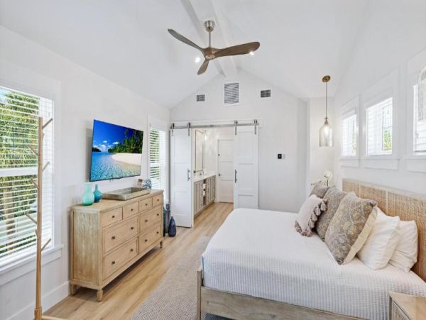 Holmes Beach Luxury Vacation Pool Home Near Beach & Fun