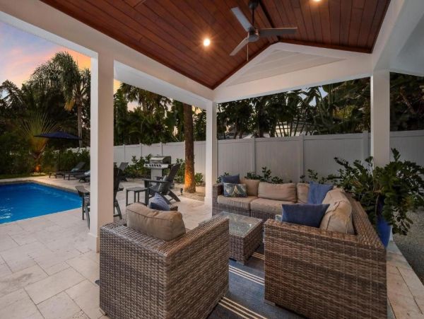 Holmes Beach Luxury Vacation Pool Home Near Beach & Fun