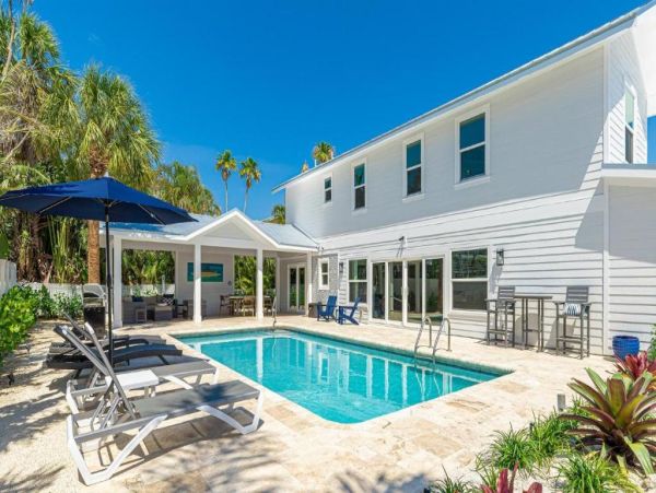 Holmes Beach Luxury Vacation Pool Home Near Beach & Fun