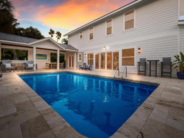 Holmes Beach Luxury Vacation Pool Home Near Beach & Fun
