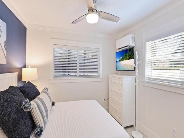 Holmes Beach Luxury Vacation Pool Home Near Beach & Fun