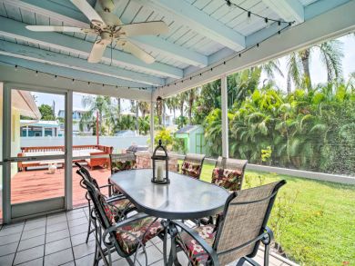 Tropical Two Bedroom Cottage in Bradenton Beach