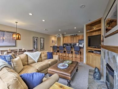 Vail Vacation Condo Sleeps 6 Walk to Lifts Mountain Views