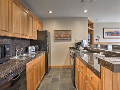Vail Vacation Condo Sleeps 6 Walk to Lifts Mountain Views