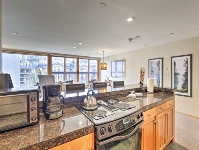 Vail Vacation Condo Sleeps 6 Walk to Lifts Mountain Views