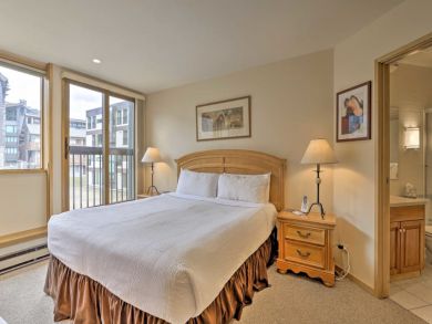 Vail Vacation Condo Sleeps 6 Walk to Lifts Mountain Views
