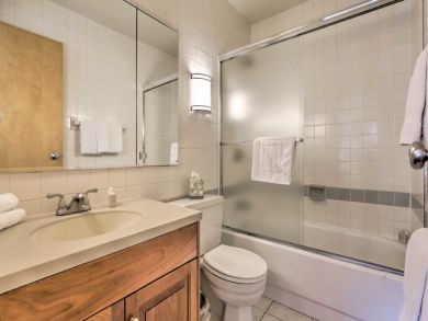 Vail Vacation Condo Sleeps 6 Walk to Lifts Mountain Views