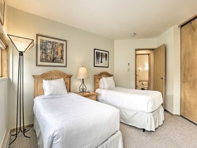 Vail Vacation Condo Sleeps 6 Walk to Lifts Mountain Views