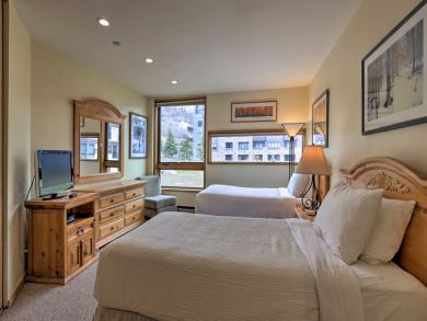 Vail Vacation Condo Sleeps 6 Walk to Lifts Mountain Views