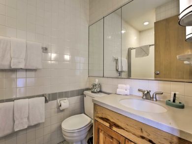 Vail Vacation Condo Sleeps 6 Walk to Lifts Mountain Views