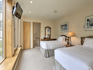 Vail Vacation Condo Sleeps 6 Walk to Lifts Mountain Views
