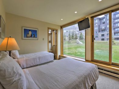 Vail Vacation Condo Sleeps 6 Walk to Lifts Mountain Views