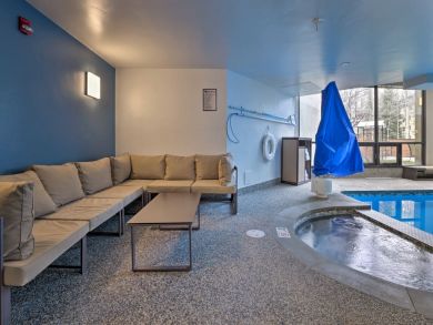 Vail Vacation Condo Sleeps 6 Walk to Lifts Mountain Views