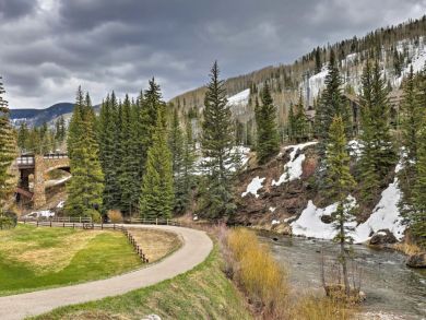 Vail Vacation Condo Sleeps 6 Walk to Lifts Mountain Views