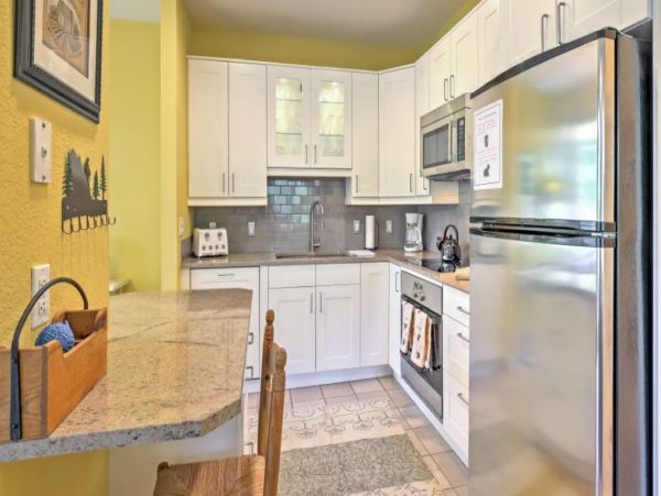 Updated Condo Short Walk to Lionshead & Ski Lifts Sleeps 8