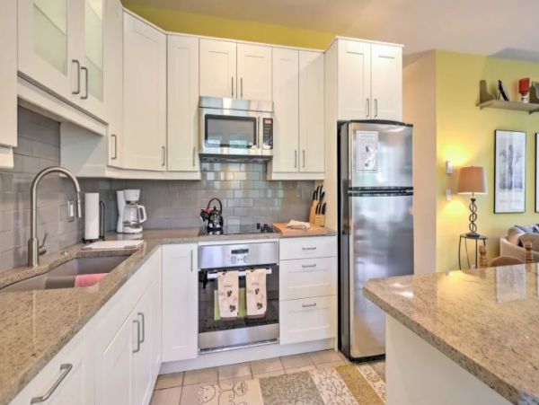 Updated Condo Short Walk to Lionshead & Ski Lifts Sleeps 8