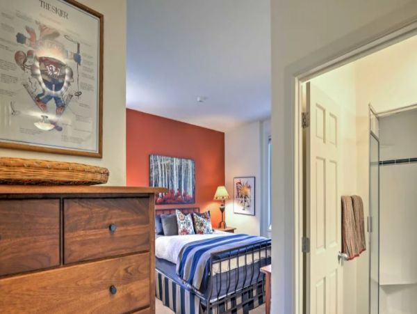 Updated Condo Short Walk to Lionshead & Ski Lifts Sleeps 8
