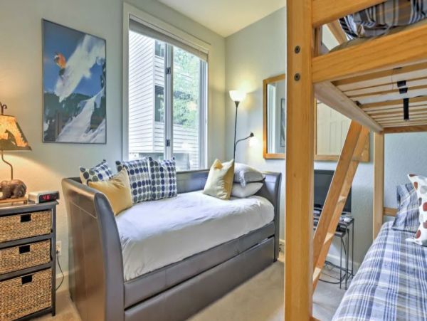 Updated Condo Short Walk to Lionshead & Ski Lifts Sleeps 8