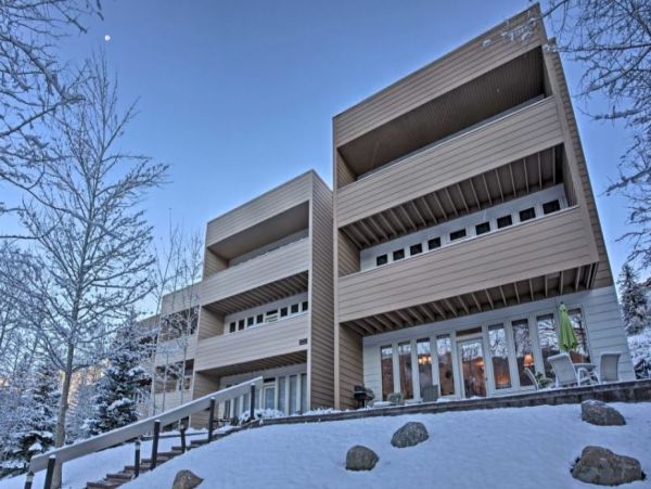 Updated Condo Short Walk to Lionshead & Ski Lifts Sleeps 8