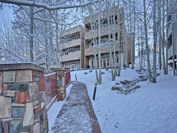 Updated Condo Short Walk to Lionshead & Ski Lifts Sleeps 8