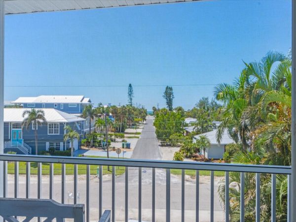 Three Bedroom Pool Home in Holmes Beach Short Walk to Beach