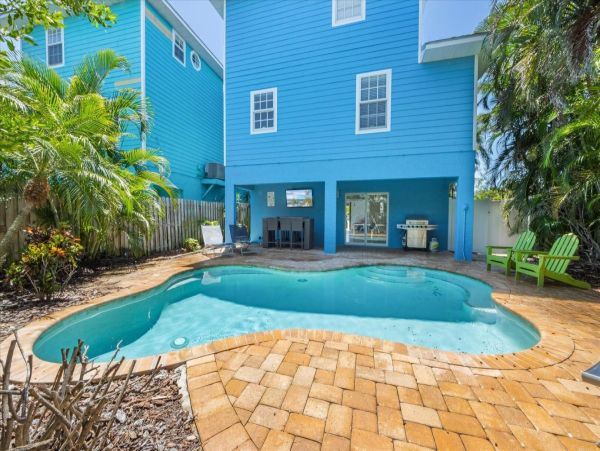Three Bedroom Pool Home in Holmes Beach Short Walk to Beach