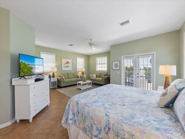 Three Bedroom Pool Home in Holmes Beach Short Walk to Beach