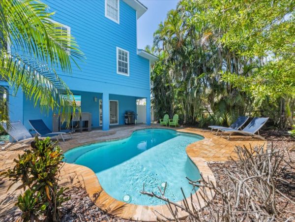 Three Bedroom Pool Home in Holmes Beach Short Walk to Beach