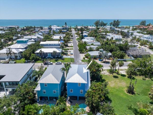 Three Bedroom Pool Home in Holmes Beach Short Walk to Beach