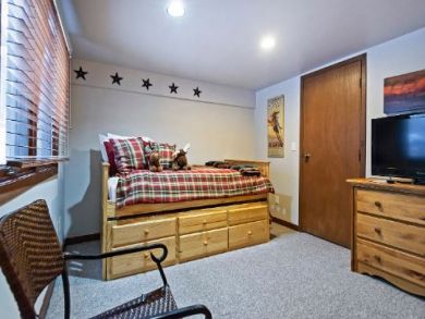 Park City Vacation Condo Sleeps Nine Walk to Lifts