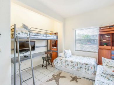 Marathon Vacation Home Sleeps Ten Guests