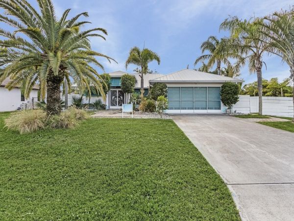 Luxury Cape Coral Retreat - 4 Bedroom Home with Private Pool