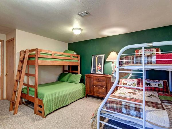 3 plus Den private Mountain Cabin 10 min drive to Main St