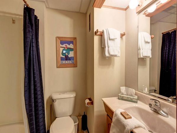 3 plus Den private Mountain Cabin 10 min drive to Main St
