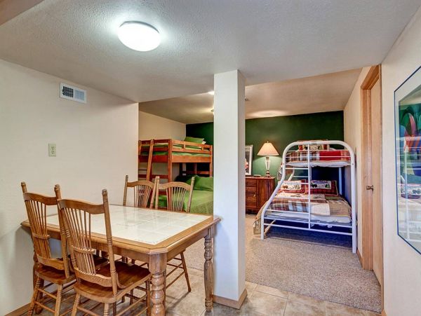 3 plus Den private Mountain Cabin 10 min drive to Main St