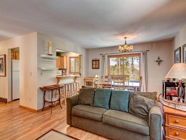 3 plus Den private Mountain Cabin 10 min drive to Main St