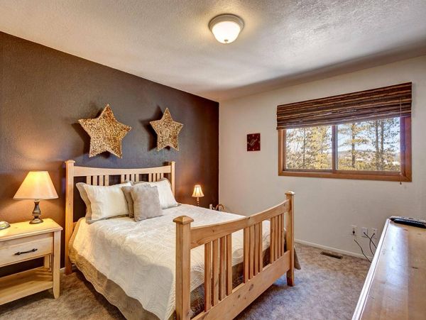3 plus Den private Mountain Cabin 10 min drive to Main St